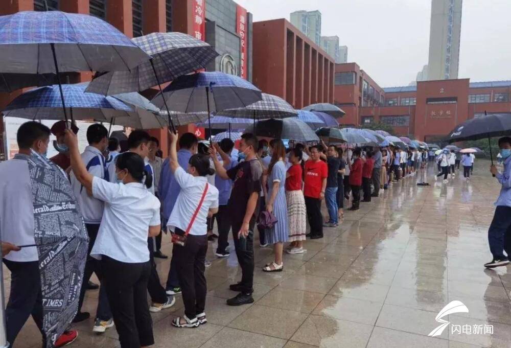 海看|@老师们，海看IPTV会员等您免费领取，祝你们节日快乐