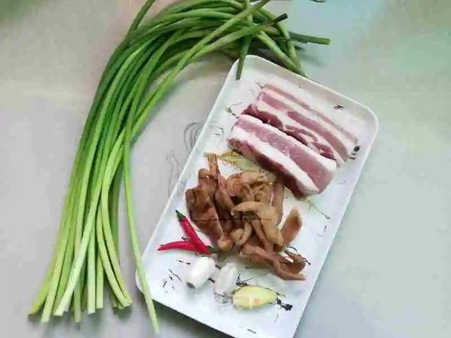 蒜苔|又香又下饭萝卜干蒜苔炒五花肉：咸香入味