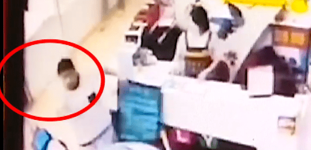 板凳砸人视频完整版 1052a6d1ebe74cf081e01c766d1f2c19.png