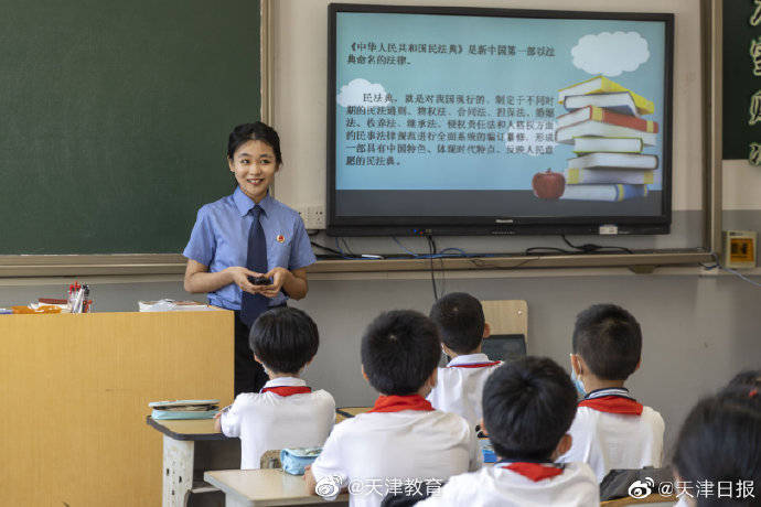 法治|小学里的法治课堂