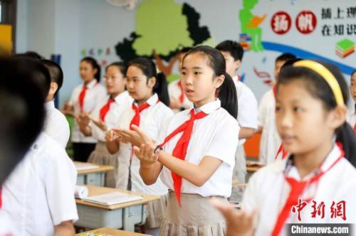 太原|教师节：太原小学生用手语操告白老师