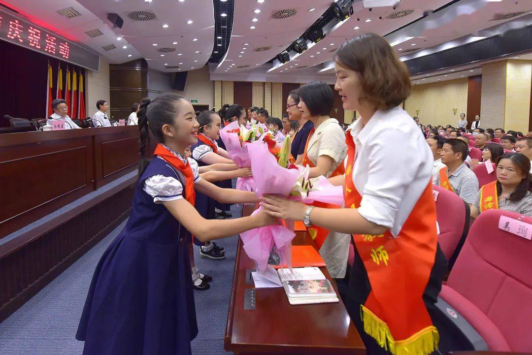 "老师的心胸要装下民族的未来—吴珣"代表全体教师上台发言北师大