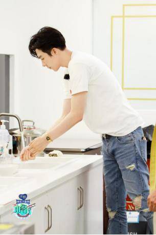 黄晓明|《中餐厅4》黄晓明暖心“明学2.0”回归 摩登兄弟刘宇宁新手上任遭遇挑战？