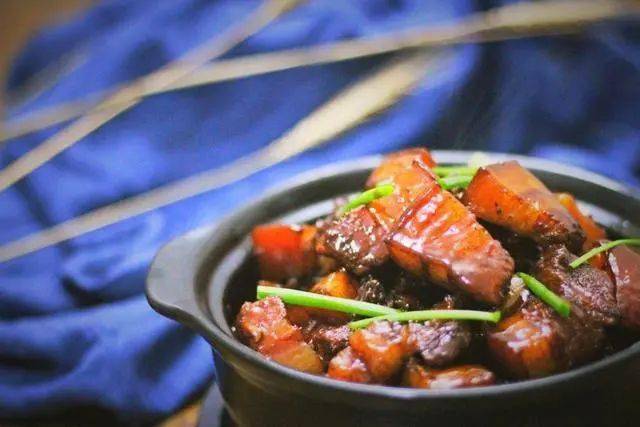 怎样做红烧肉焖米饭 c87fa5db7ce9435ab2e6b0465a002910.jpeg