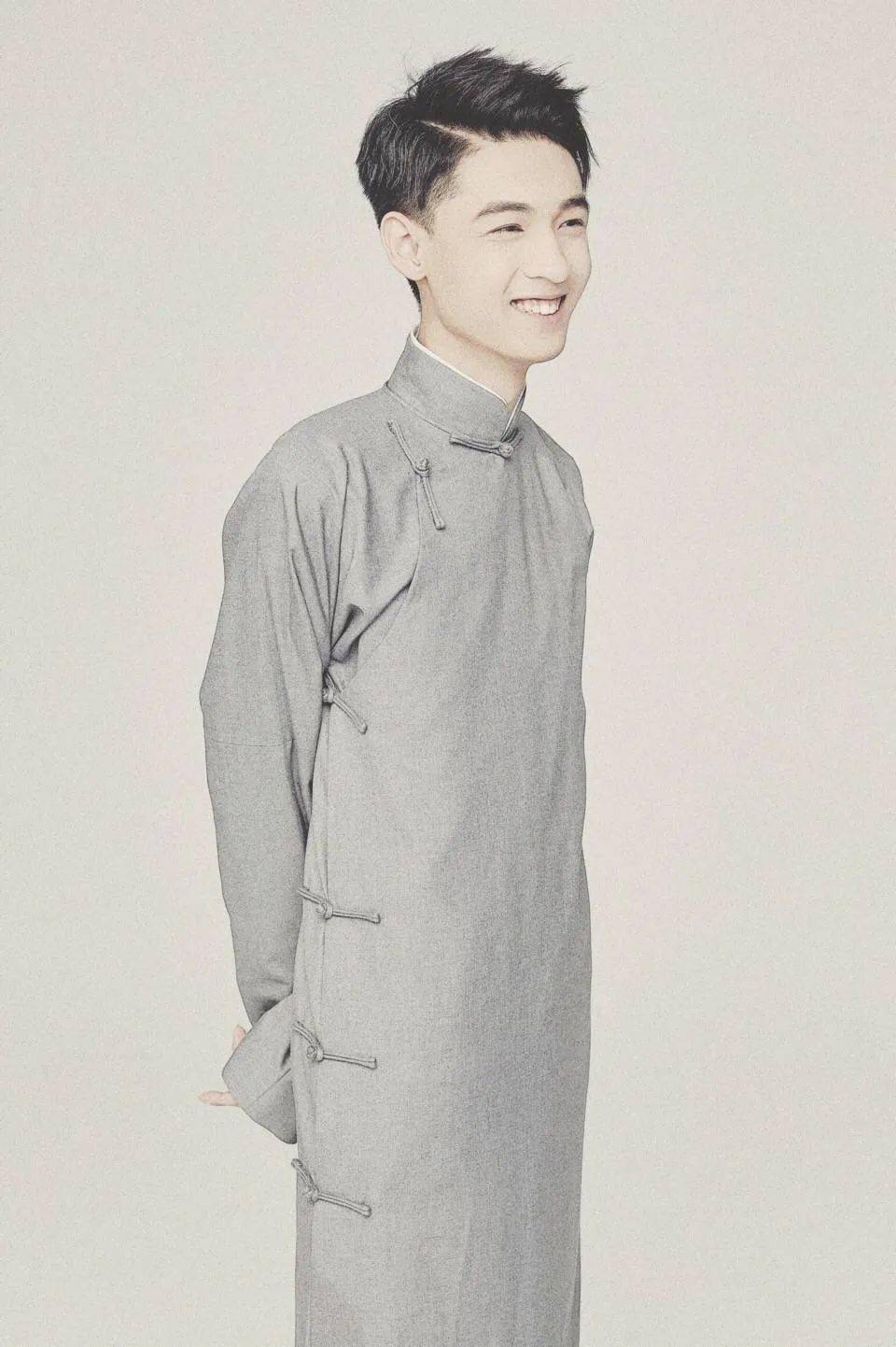 配饰|秦霄贤跨界亮相,如何秒变摇滚低音主唱