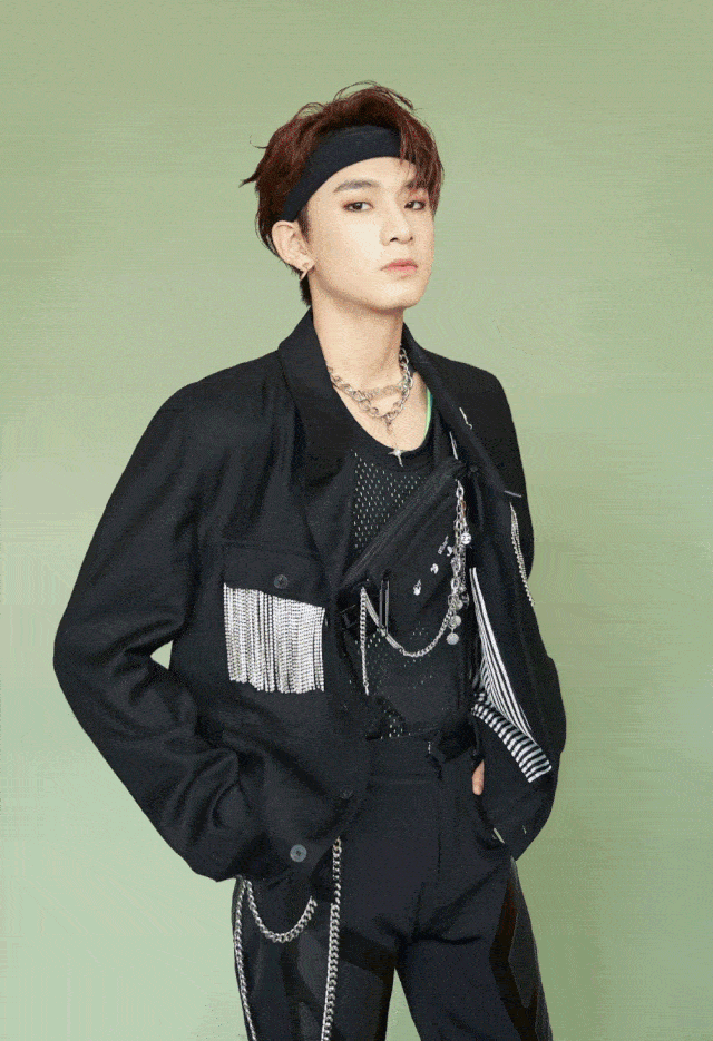 配饰|秦霄贤跨界亮相,如何秒变摇滚低音主唱