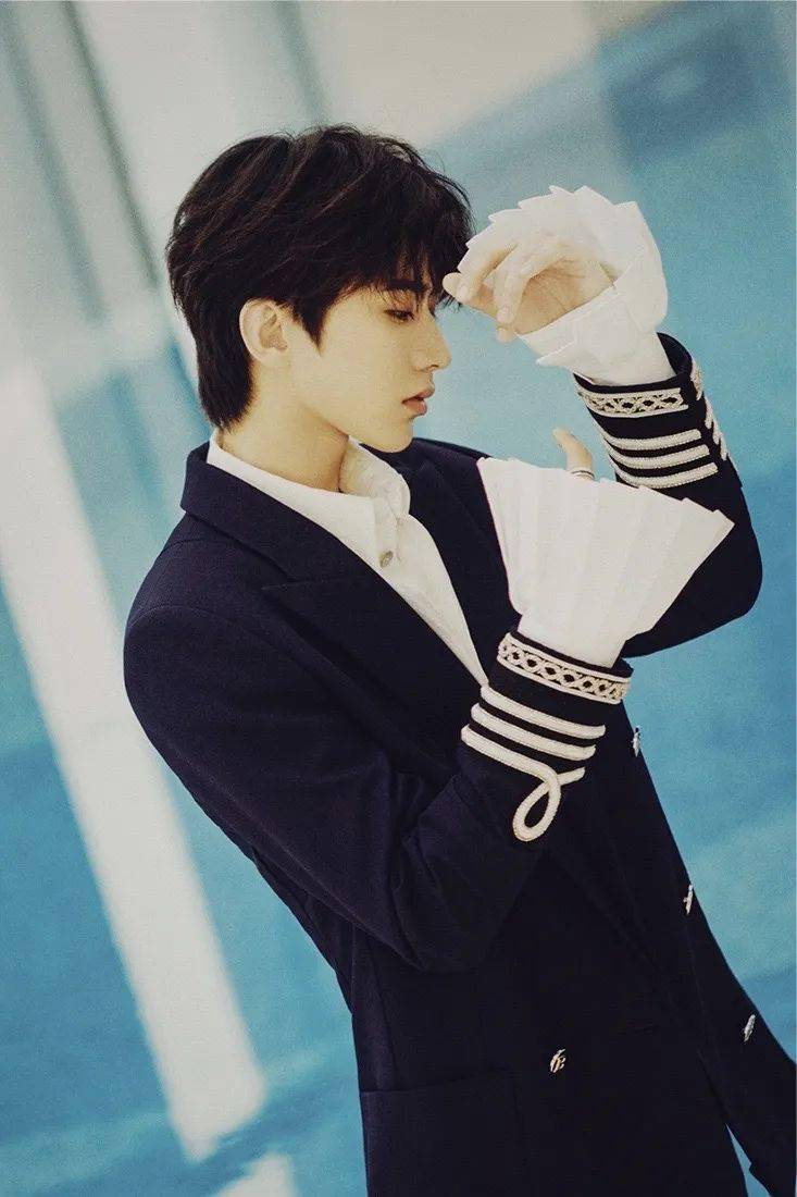 配饰|秦霄贤跨界亮相,如何秒变摇滚低音主唱