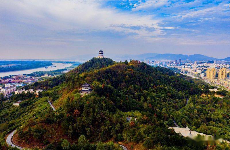 枞阳地处吴头楚尾,坐拥长江之滨,建城三千余年,西汉元封五年置县