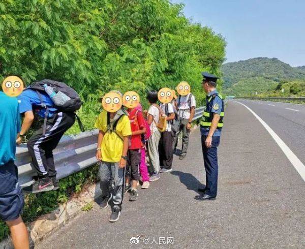 家长|18名迷路小学生惊现高速应急车道：家长组织小学生徒步跨省上学