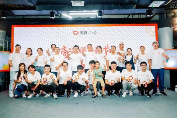 617分|防疫志愿者中的“母子兵”：儿子高考617分 母亲是穿梭江城的网约车司机