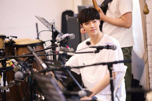 乐队|《美好的时光》开启首场路演，李荣浩、汪苏泷、欧阳娜娜、陈立农唱暖山城