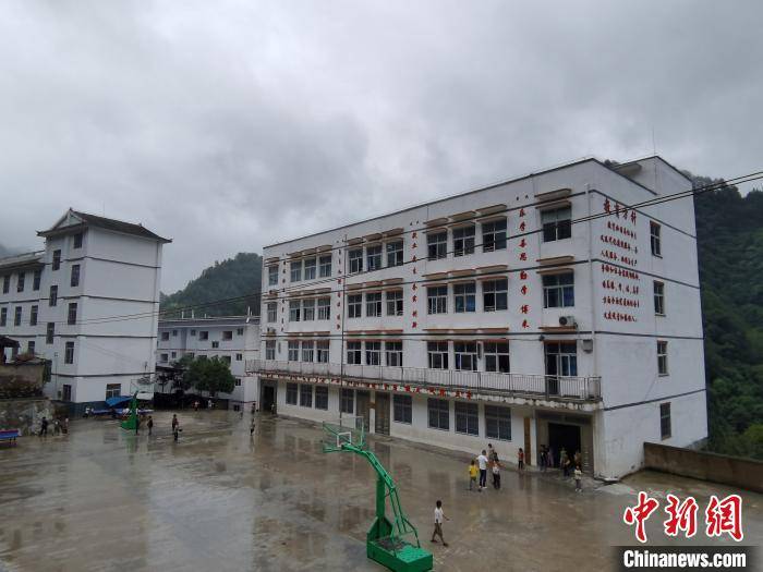 高排村|村里最好的建筑是学校 5年飞出36只“金凤凰”