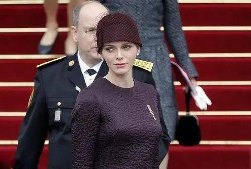 婚纱|巩俐差点当王妃？最终却输给更年轻的她？哭着穿上20000多颗珍珠婚纱…