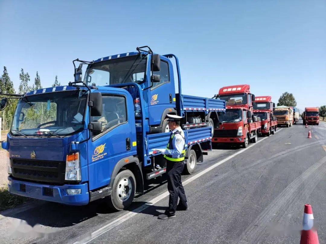 张掖国道g312线上四辆货车"车背车"叠罗汉,组团"耍杂技"