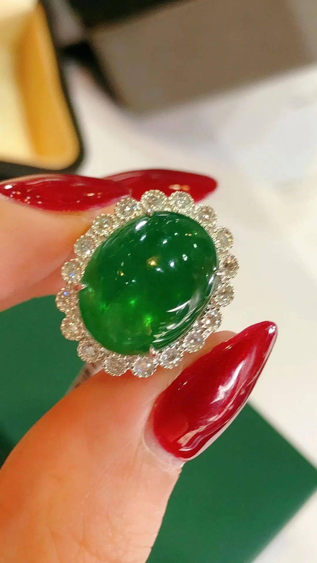 区别|女人戴珠宝和戴黄金首饰有什么区别？