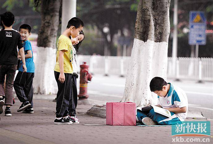 阅阳|蹲在路边做作业的少年考上重点大学 昨日正式开启大学生活