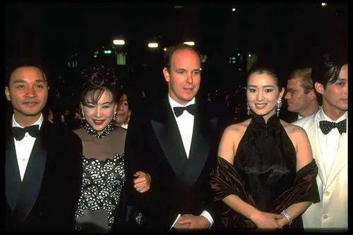 婚纱|巩俐差点当王妃？最终却输给更年轻的她？哭着穿上20000多颗珍珠婚纱…