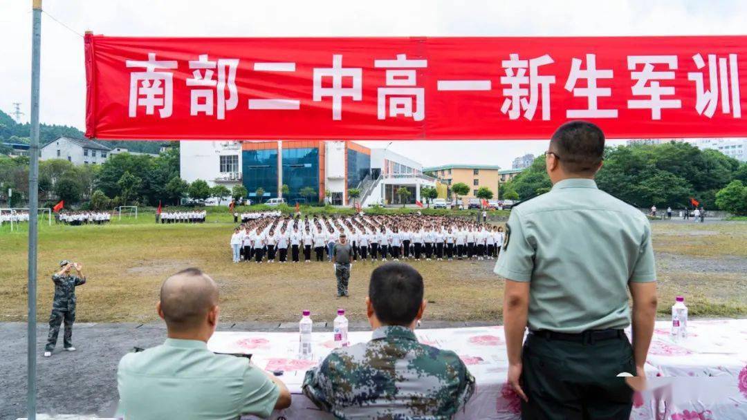 南部二中学德仁校区操场上呼号声震天!