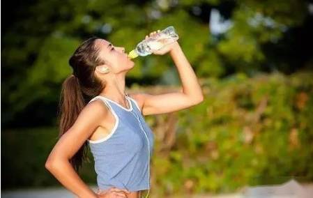 前适可而止 运动前和运动中不补水 运动之后猛灌水 运动前就要喝水