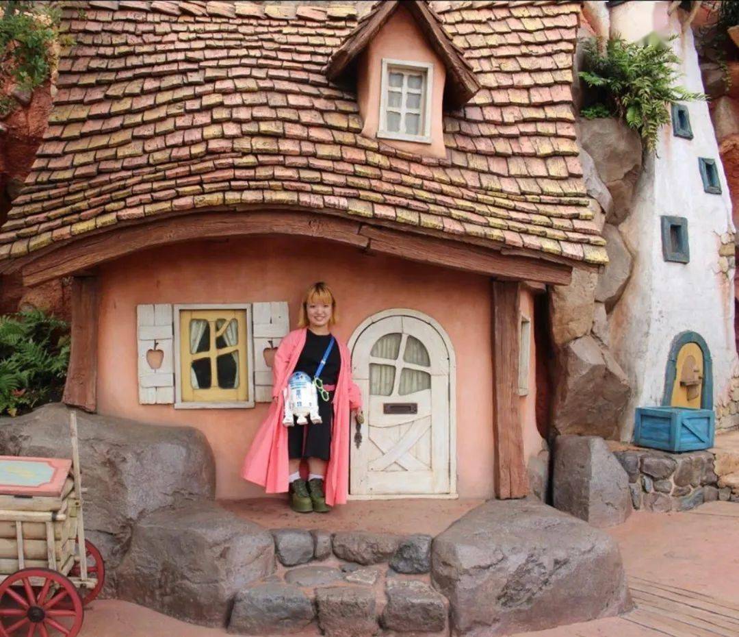 夜店|身高只有1.24m的侏儒女，却成了东京某夜店的最人气舞女，你不努力谁替你坚强？