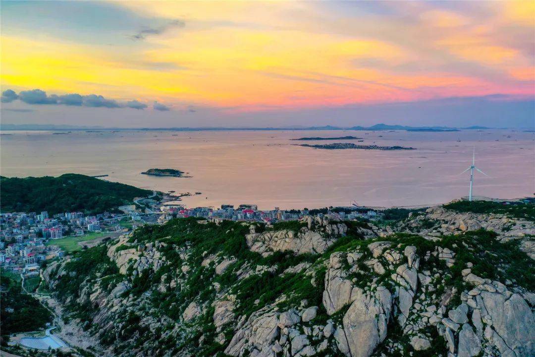 汀港村坐落于兴化湾之南,湄洲湾之北,三面环山一面临海,是一个依山傍