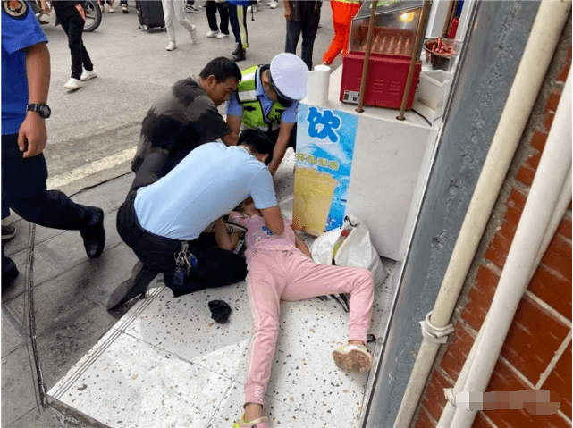 9月11日下午,仁怀市坛厂小学附近,一位女学生突发癫痫,危急关头,退伍