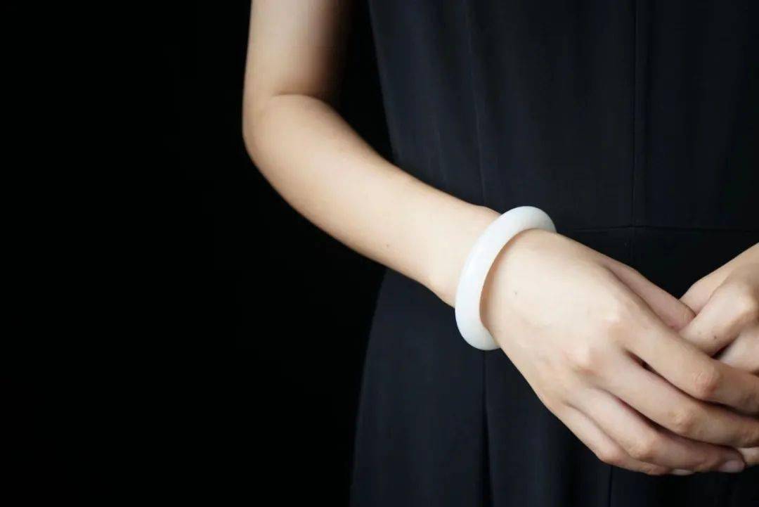 区别|女人戴珠宝和戴黄金首饰有什么区别？