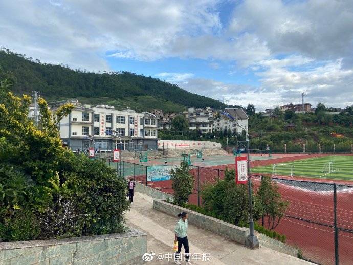 宁蒗县|学校建在县城中心地段学生背着土豆上学的日子一去不复返