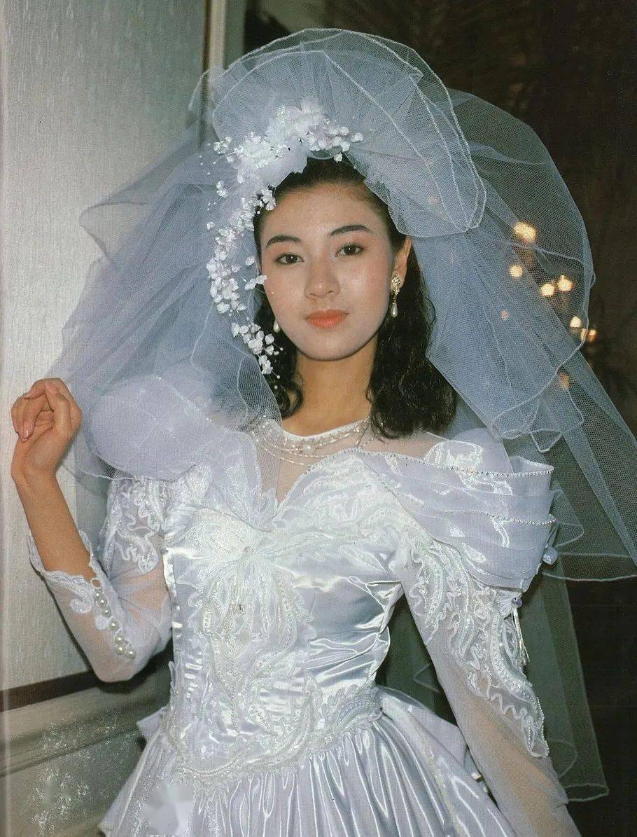 亮片|对准新娘们说：结婚时间可以重合，但妆容不可以！