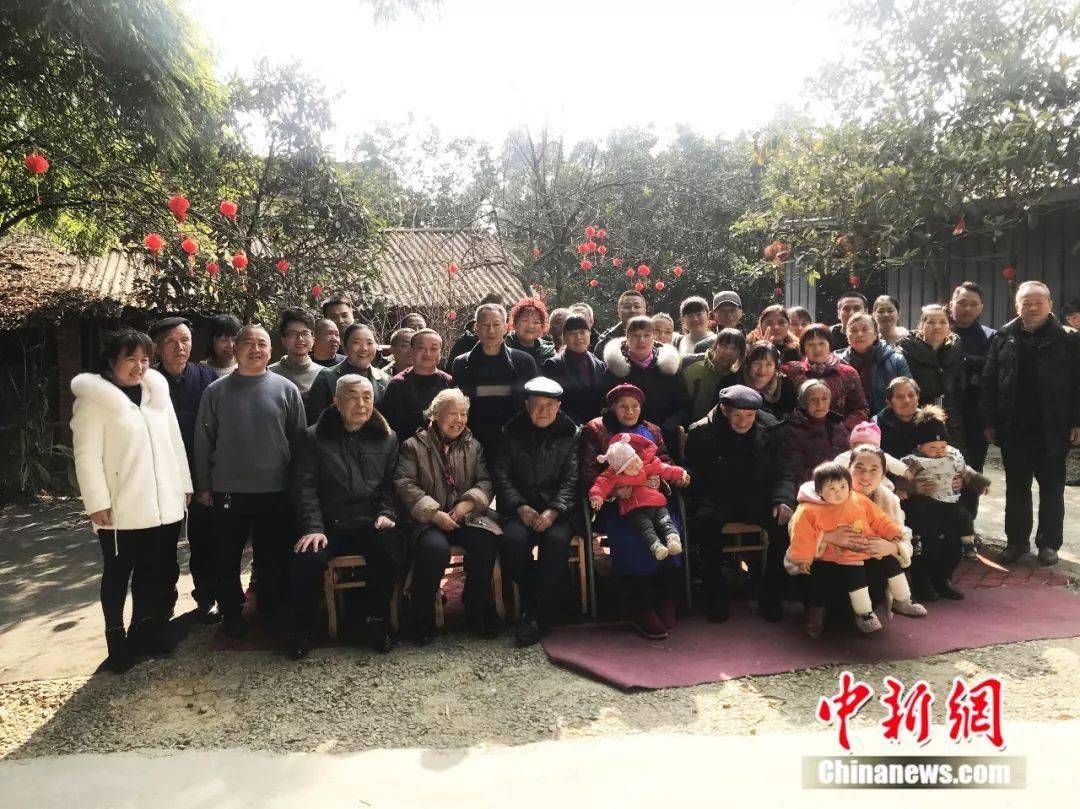 她是客家人今年120岁出生在清朝子孙近百位家中六世同堂