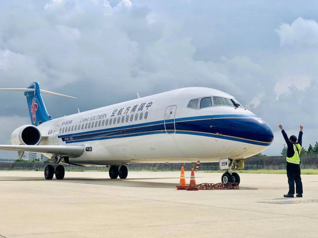 上海分公司| 南航首架arj21飞机回家乡啦!