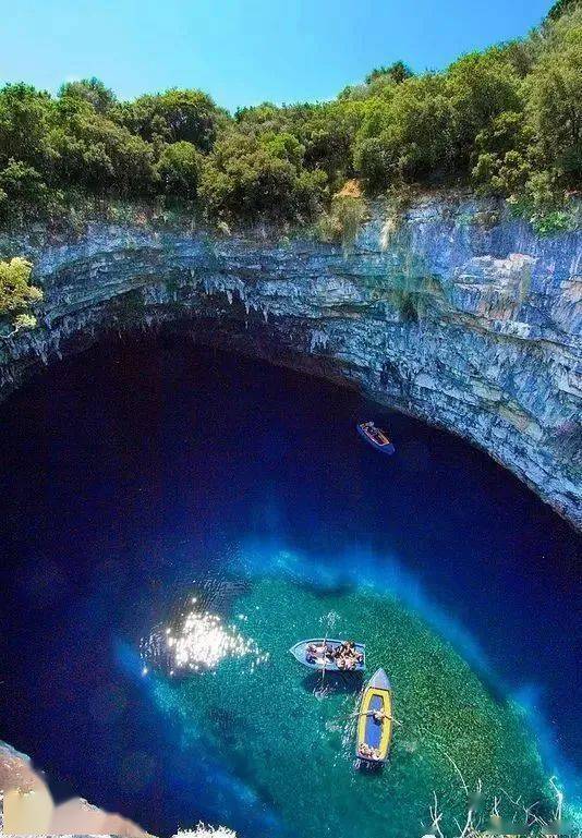 美如仙境的地下湖岩洞以及飘在空中的小船