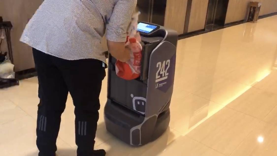 机器人|用工具应对系统 外卖机器人已在上海运行