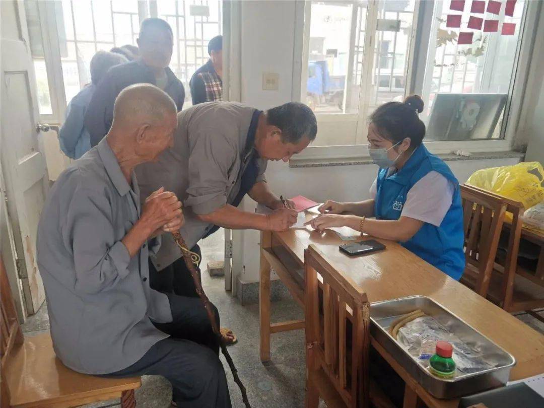 “新京葡萄官方网站”
东厅街道社区卫生服务中心开展家医集中履约服务(图2)