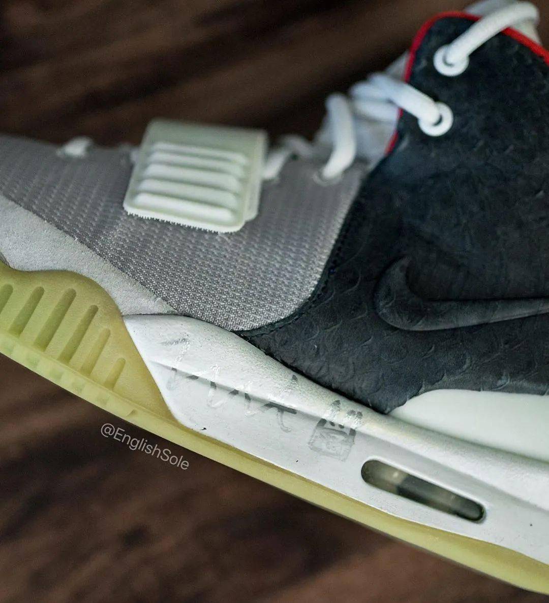 全世界只有一双的 nike air yeezy 2!侃爷亲签亮了.