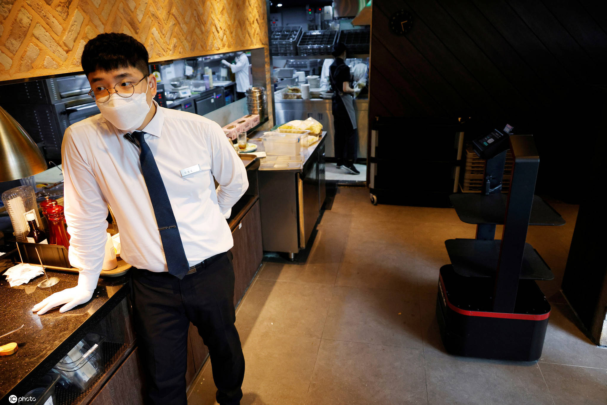 首尔|韩国一餐厅推出AI机器人无接触式送餐服务