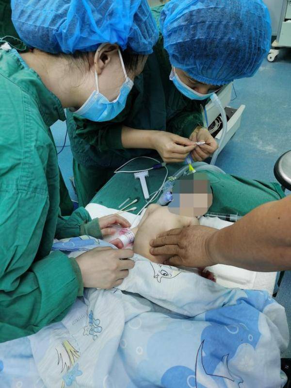 新生儿罕见环状胰腺致肠梗阻,医生在鸡蛋大空间里做腹腔镜手术
