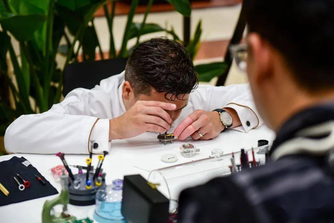 制表|午夜表情 | 终于等来了今年第一场表展,大家都卯足了劲儿。