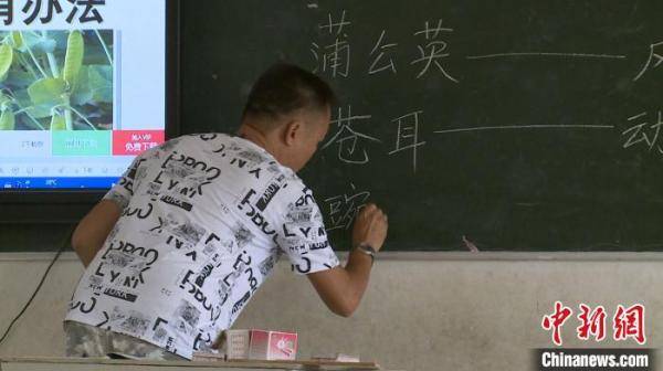 许庆|中越边城“袖珍学校” 老师一人教五科接送学生上下学