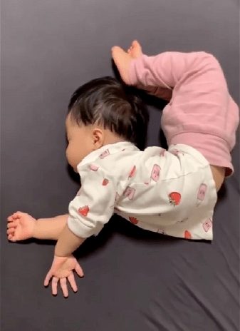 宝宝|看着搞笑但可能致命！妈妈一定要纠正这些宝宝的奇葩睡姿