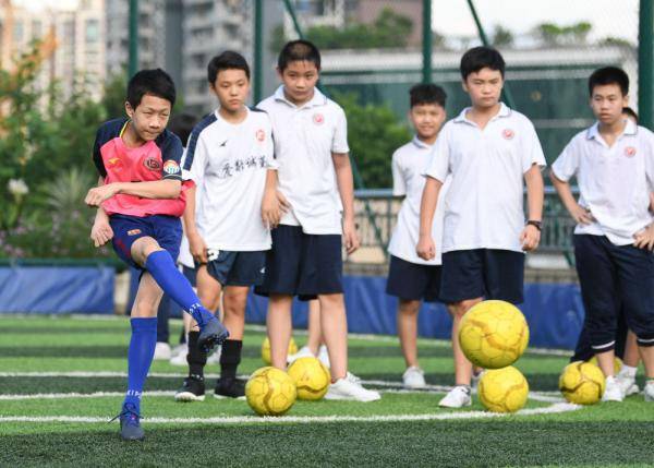 天台|体育丨天台上的足球课堂
