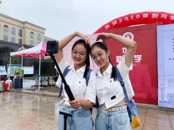 双胞胎|双胞胎姐妹花开学报到 两人同校同专业同宿舍