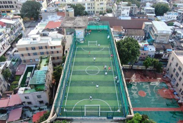 天台|体育丨天台上的足球课堂