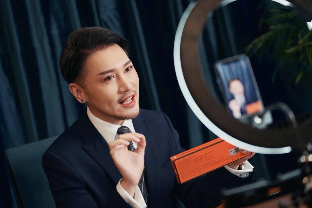 花尽|男性整容众生相：黑道大哥被毁容，商场保安花尽月薪求变美