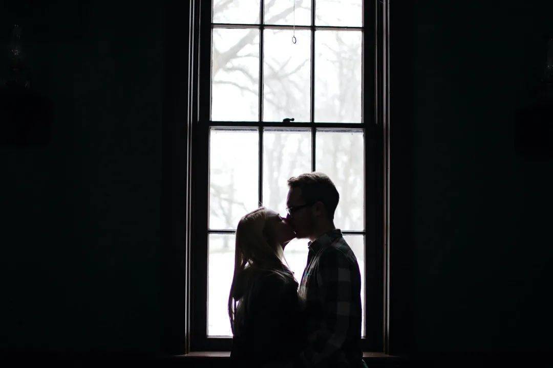 话题|亲密关系深度话题 |暧昧有多迷人，就有多伤人