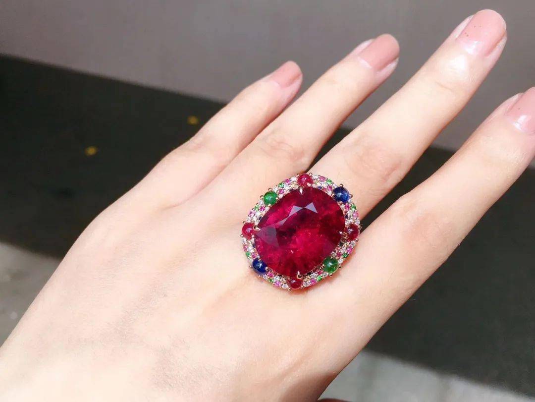 老年人|41岁女子10年时间里和8名老年人结婚 骗走大量珠宝和钱财后悲剧