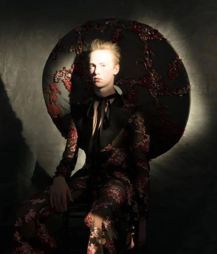Reed|勇敢出柜却受尽歧视,如今他凭借仙美颜值为Gucci走秀,还被Vogue评为最受瞩目的设计师！
