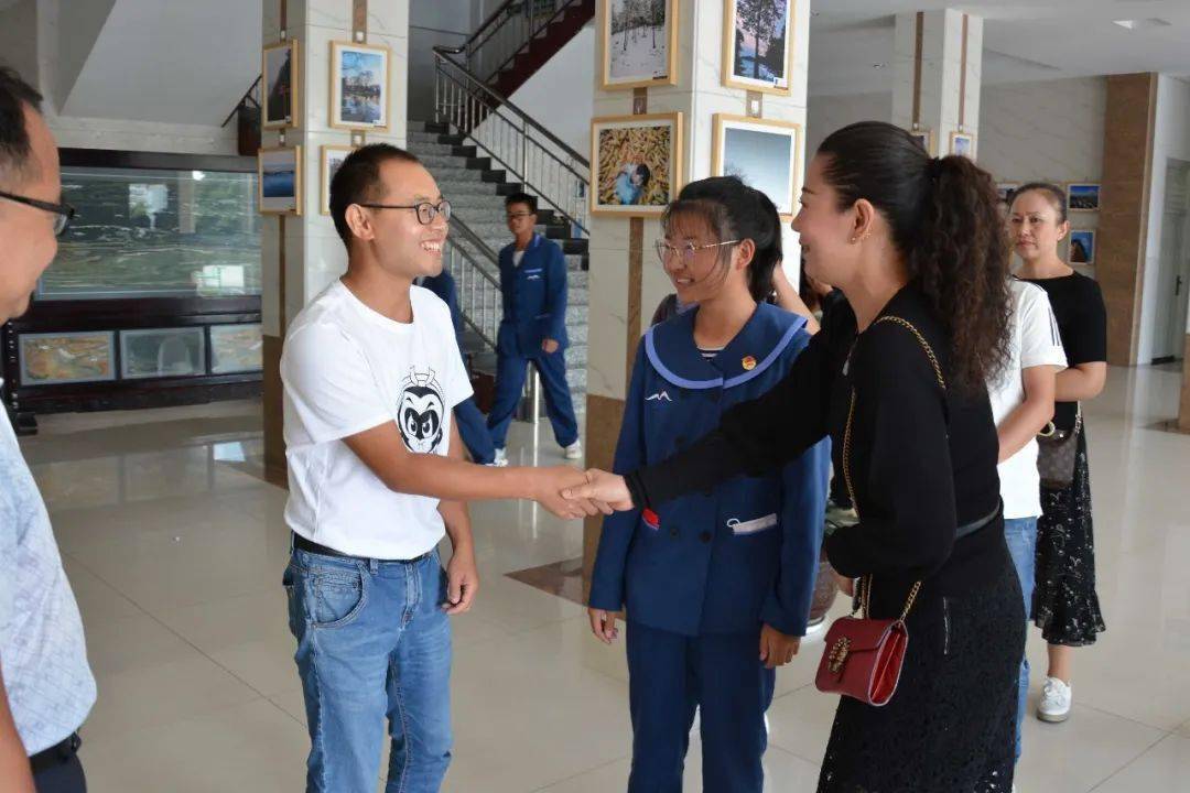 大理州民族中学校长杨文彪充分肯定了大理春雨助学多年来给予该校学生