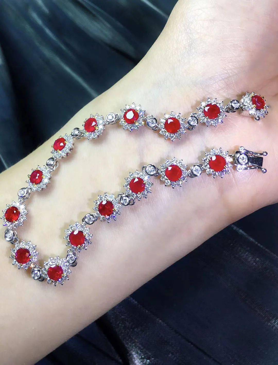 老年人|41岁女子10年时间里和8名老年人结婚 骗走大量珠宝和钱财后悲剧