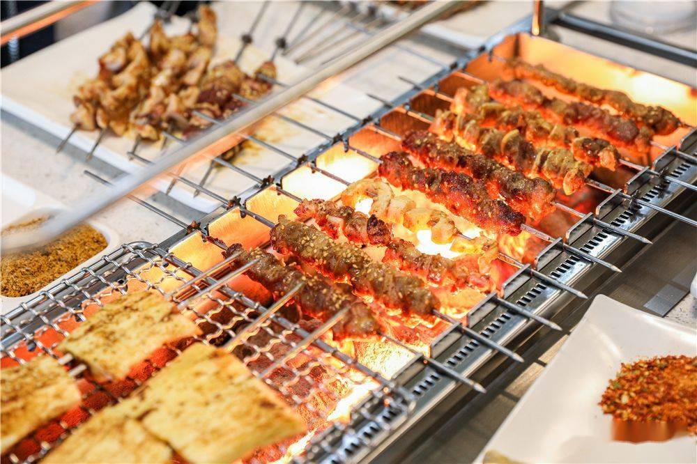 韩缘|69.9元抢！价值150元「韩缘烧烤城」自动烧烤套餐！30荤串+10素串+烧烤伴侣+锡纸金针菇+凉菜+饮品！